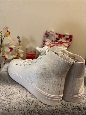 NWT ROXY all white with small puncture ROXY logo and zipper on other side. Sz 10